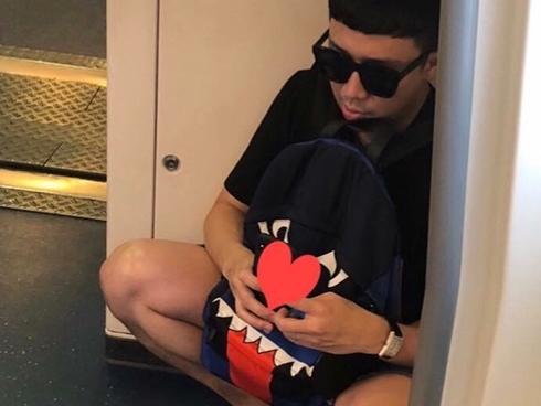 Tin sao Việt: Trấn Thành 'bị phát hiện ngủ gật trong thang máy'