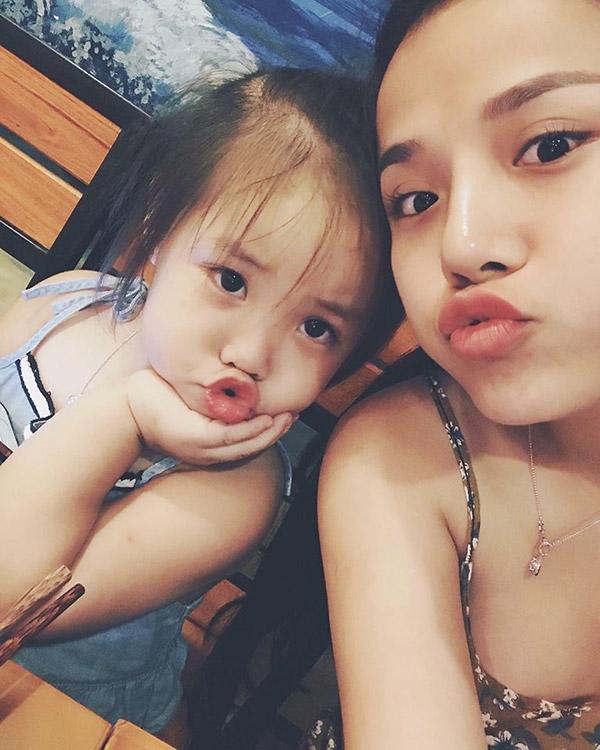 Bé gái 3,5 tuổi đáng yêu hết nấc: giỏi nịnh, thích đánh son và hát Em gái mưa-1