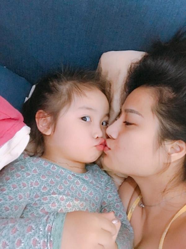 Bé gái 3,5 tuổi đáng yêu hết nấc: giỏi nịnh, thích đánh son và hát Em gái mưa-2