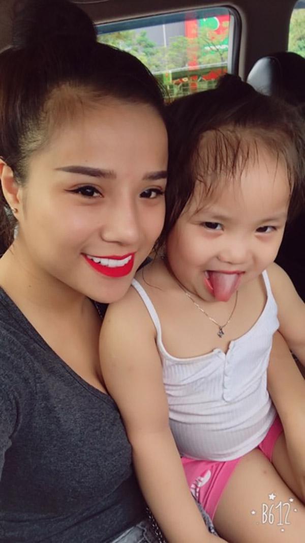 Bé gái 3,5 tuổi đáng yêu hết nấc: giỏi nịnh, thích đánh son và hát Em gái mưa-3