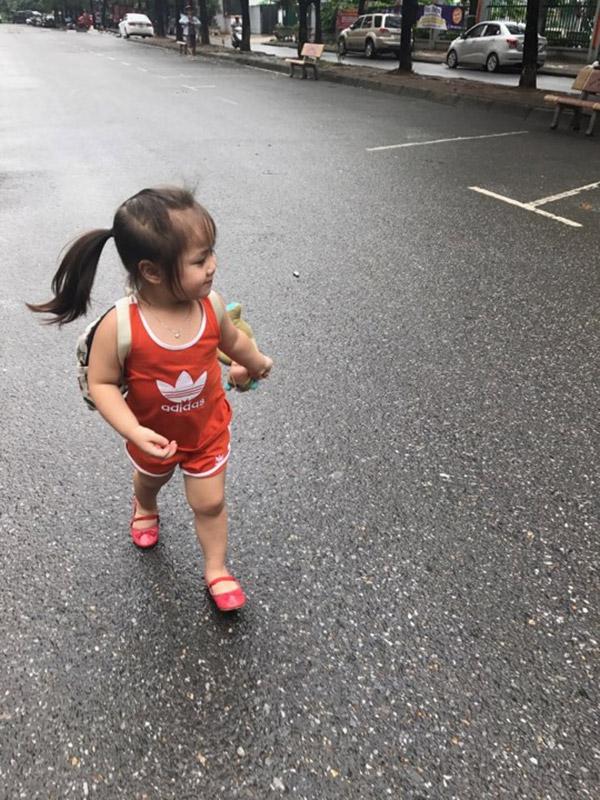 Bé gái 3,5 tuổi đáng yêu hết nấc: giỏi nịnh, thích đánh son và hát Em gái mưa-4