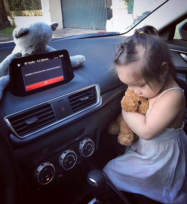 Bé gái 3,5 tuổi đáng yêu hết nấc: giỏi nịnh, thích đánh son và hát Em gái mưa-5