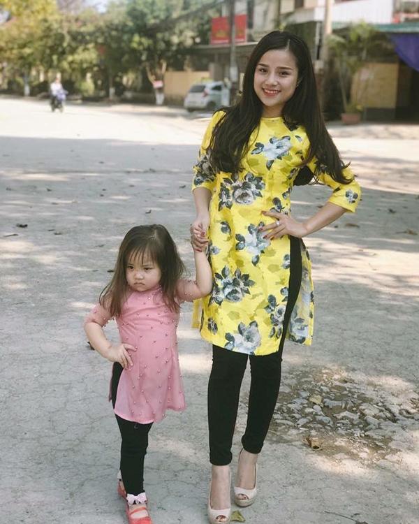 Bé gái 3,5 tuổi đáng yêu hết nấc: giỏi nịnh, thích đánh son và hát Em gái mưa-6