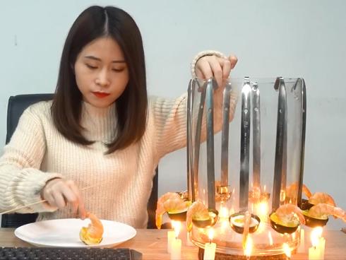 ‘Thánh ăn công sở’ trổ tài rán bánh hải sản siêu ngon chỉ bằng muôi và nến-1