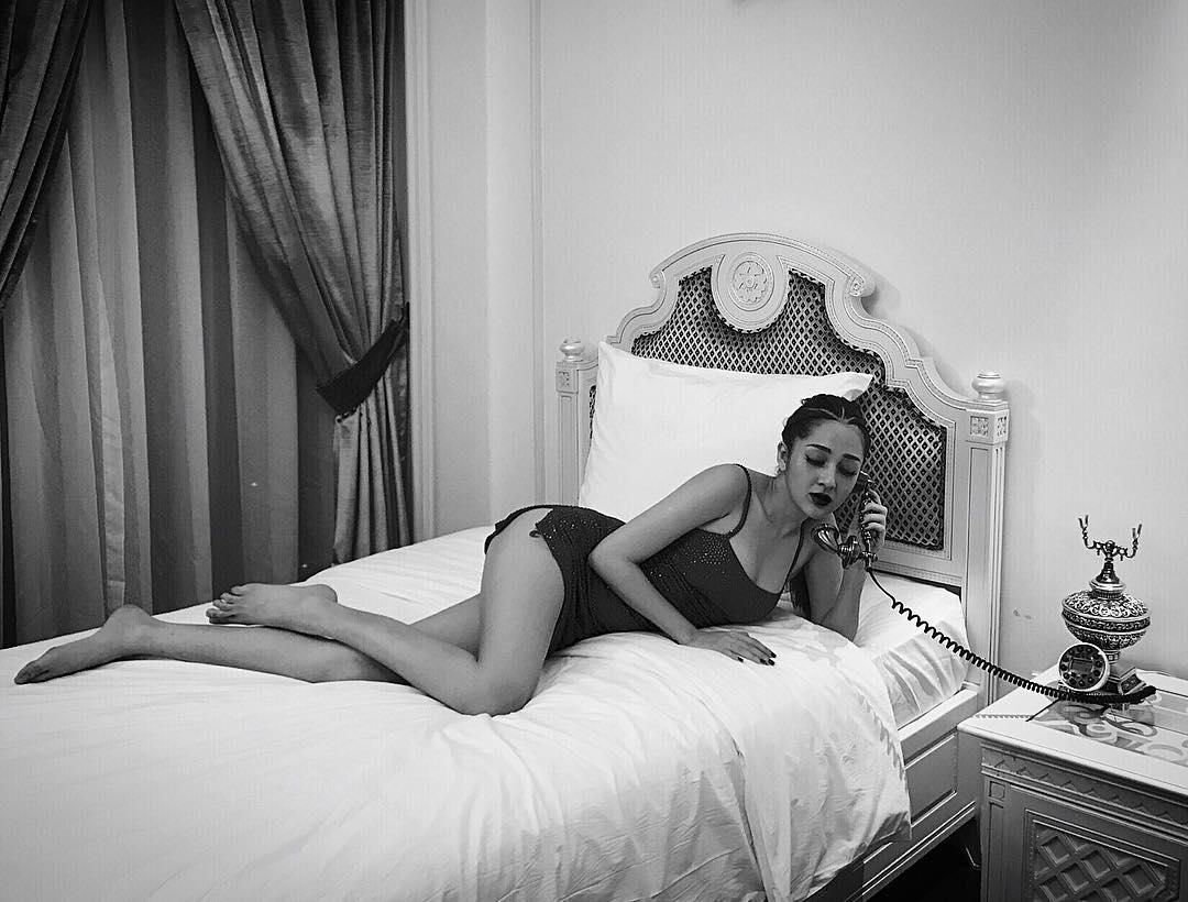 Tin sao Việt: Ngắm Bảo Anh sexy quyến rũ trong phòng ngủ-1