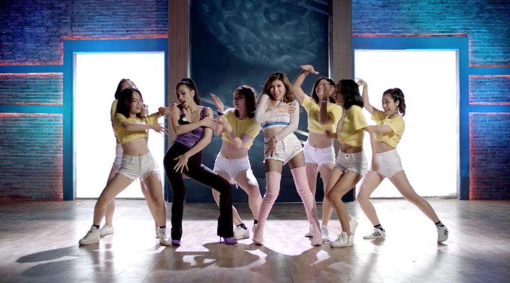 Rocker Nguyễn khoe giọng rap trong ca khúc Anh không đòi quà-4