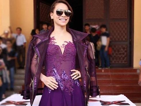 Mặc màu tím không bị chê già và sến như Hồ Ngọc Hà, hãy học nữ thần Elle Fanning!