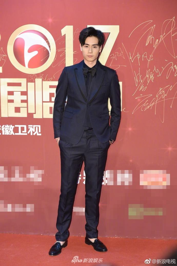 Lâm Y Thần bị chê kém sắc, mỹ nhân phim Kong nổi bật trên thảm đỏ-9