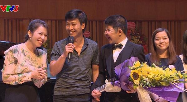 Chương trình làm triệu khán giả khóc về bố con Quốc Tuấn nhận giải vàng-2