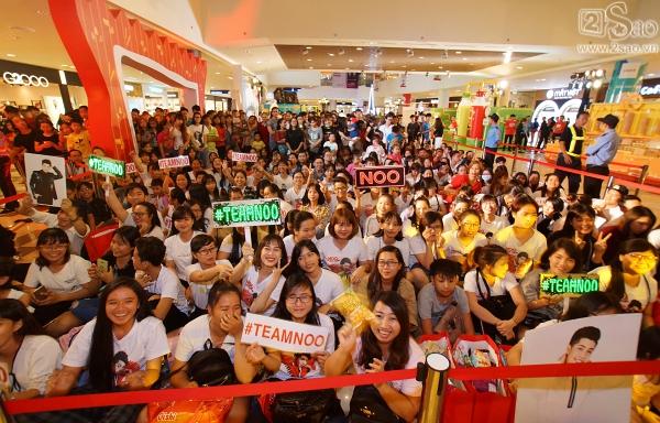 Clip: Hành động bất ngờ của Noo Phước Thịnh đối với fan chạy xe máy 140km chỉ để tặng hoa-3