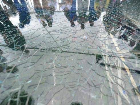 Thanh niên 'thất kinh' khi cầu kính bị nứt toác