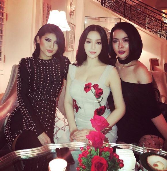 Hot girl - hot boy Việt 17/12: Huyền Baby công khai trốn con đi hẹn hò-1