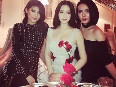 Hot girl - hot boy Việt 17/12: Huyền Baby công khai 'trốn' con đi hẹn hò