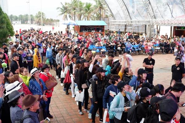 Ký tặng album giữa trời rét mưa gió, Mỹ Tâm liên tục hỏi fan có lạnh không-1