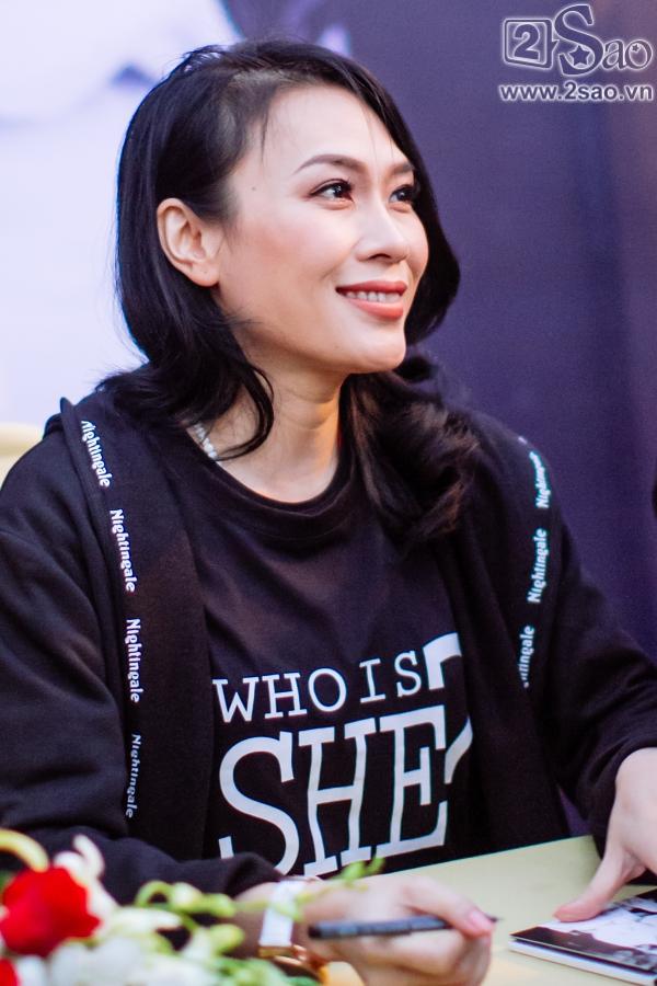 Ký tặng album giữa trời rét mưa gió, Mỹ Tâm liên tục hỏi fan có lạnh không-10