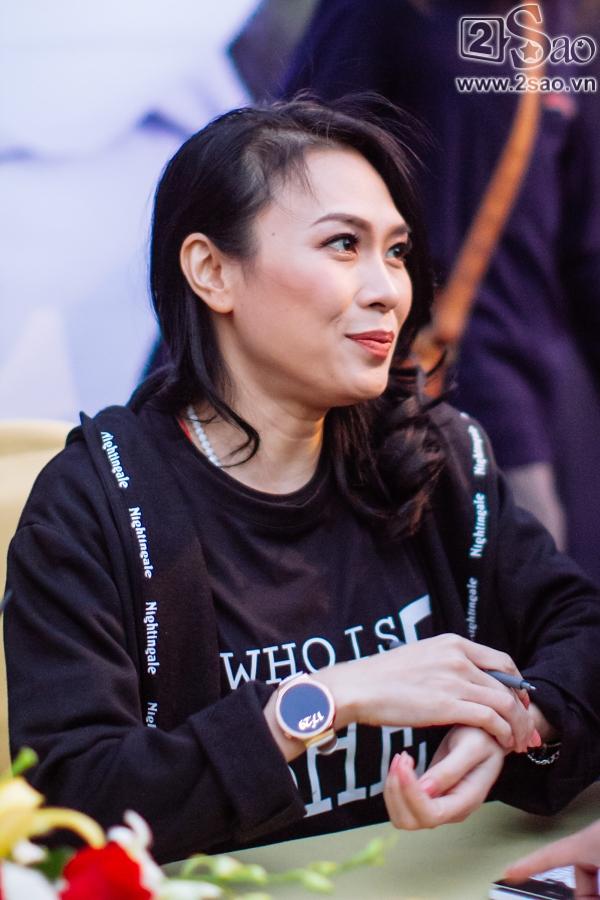Ký tặng album giữa trời rét mưa gió, Mỹ Tâm liên tục hỏi fan có lạnh không-11