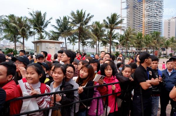 Ký tặng album giữa trời rét mưa gió, Mỹ Tâm liên tục hỏi fan có lạnh không-2