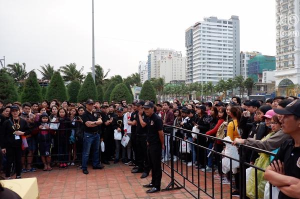 Ký tặng album giữa trời rét mưa gió, Mỹ Tâm liên tục hỏi fan có lạnh không-3