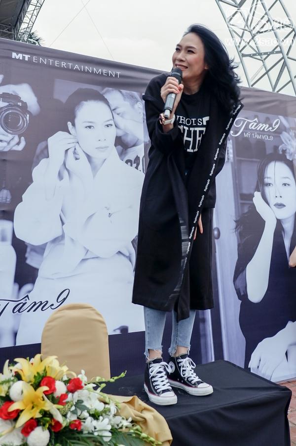 Ký tặng album giữa trời rét mưa gió, Mỹ Tâm liên tục hỏi fan có lạnh không-6