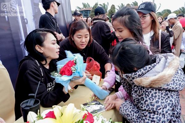 Ký tặng album giữa trời rét mưa gió, Mỹ Tâm liên tục hỏi fan có lạnh không-7