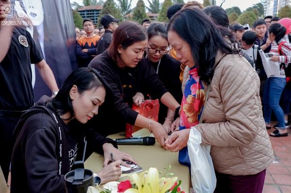 Ký tặng album giữa trời rét mưa gió, Mỹ Tâm liên tục hỏi fan có lạnh không-8