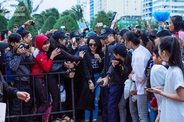 Ký tặng album giữa trời rét mưa gió, Mỹ Tâm liên tục hỏi fan có lạnh không-4