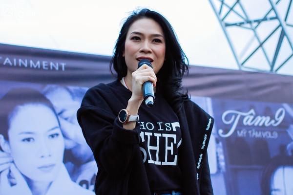 Ký tặng album giữa trời rét mưa gió, Mỹ Tâm liên tục hỏi fan có lạnh không-5