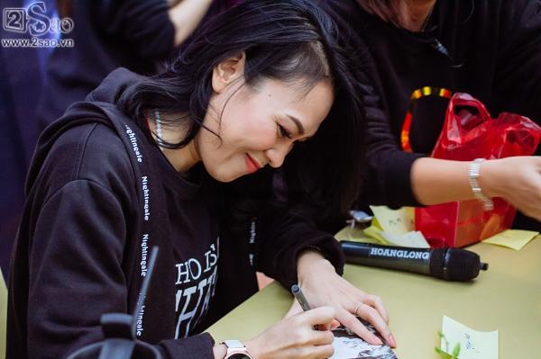 Ký tặng album giữa trời rét mưa gió, Mỹ Tâm liên tục hỏi fan có lạnh không-9