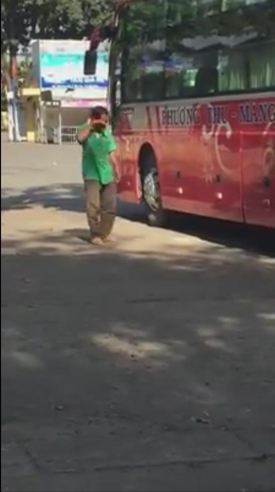 Rơi nước mắt trước hình ảnh người cha nghèo khóc nghẹn, tiễn con đi học xa nhà-1