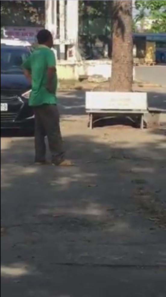 Rơi nước mắt trước hình ảnh người cha nghèo khóc nghẹn, tiễn con đi học xa nhà-2