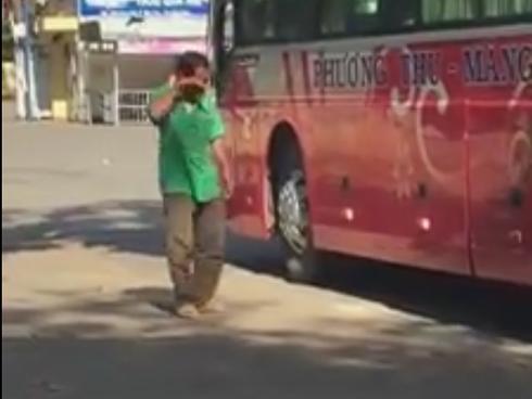 Rơi nước mắt trước hình ảnh người cha nghèo khóc nghẹn, tiễn con đi học xa nhà