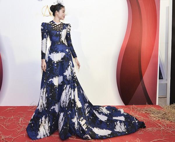 10 bộ cánh hao vải thừa độ ‘càn quét’ thảm đỏ Vbiz năm 2017-4