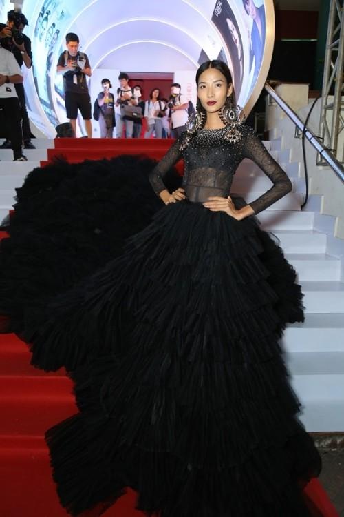 10 bộ cánh hao vải thừa độ ‘càn quét’ thảm đỏ Vbiz năm 2017-5