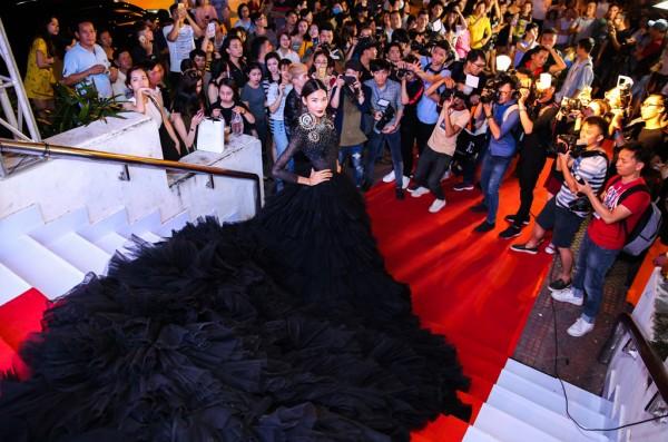 10 bộ cánh hao vải thừa độ ‘càn quét’ thảm đỏ Vbiz năm 2017-6