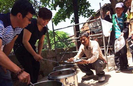 Bữa ăn tạm bợ trên phim trường của sao hạng A Trung Quốc-1