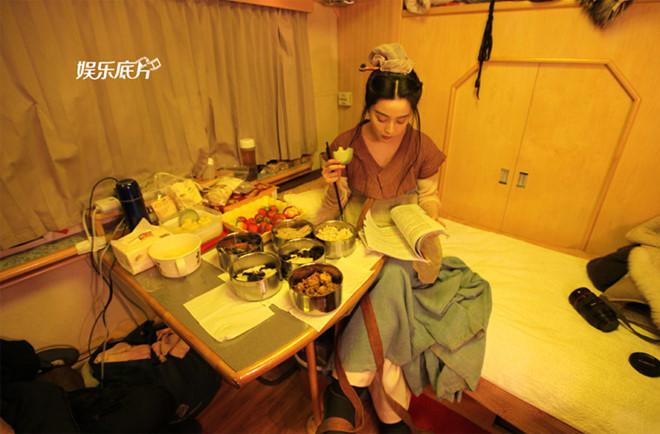 Bữa ăn tạm bợ trên phim trường của sao hạng A Trung Quốc-4