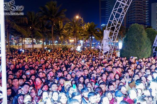 Vẫn đội mũ bông và nhảy điệu say rượu, Mỹ Tâm khiến khán giả Đà Nẵng quên giá lạnh-1