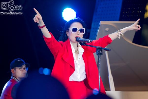 Vẫn đội mũ bông và nhảy điệu say rượu, Mỹ Tâm khiến khán giả Đà Nẵng quên giá lạnh-3