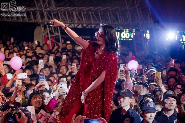 Vẫn đội mũ bông và nhảy điệu say rượu, Mỹ Tâm khiến khán giả Đà Nẵng quên giá lạnh-9