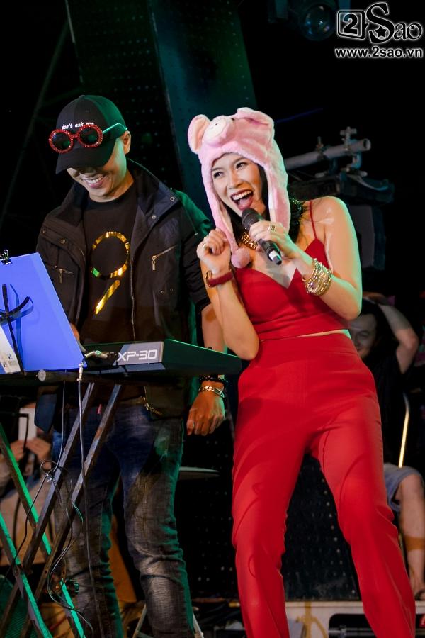 Vẫn đội mũ bông và nhảy điệu say rượu, Mỹ Tâm khiến khán giả Đà Nẵng quên giá lạnh-11