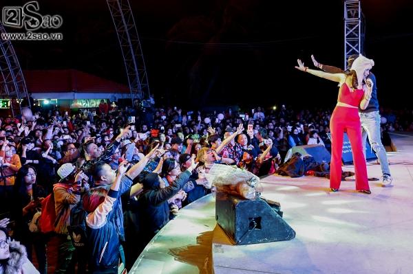 Vẫn đội mũ bông và nhảy điệu say rượu, Mỹ Tâm khiến khán giả Đà Nẵng quên giá lạnh-14