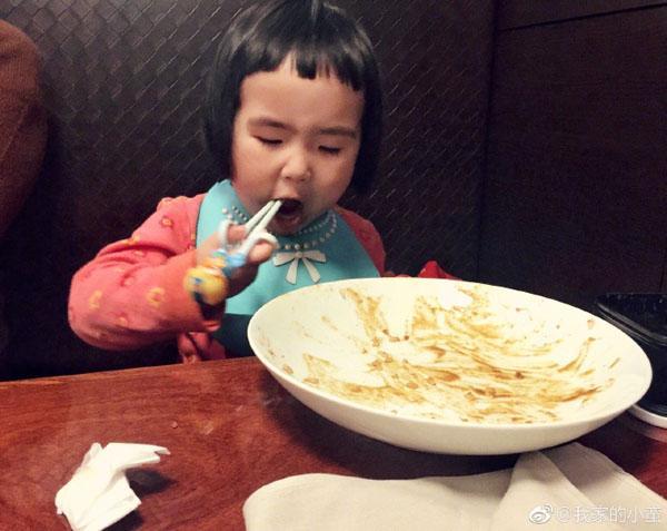 Bé gái thánh ăn Trung Quốc bất ngờ tái xuất với trình ăn uống không đối thủ-5