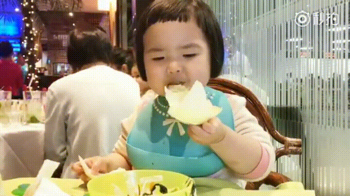 Bé gái thánh ăn Trung Quốc bất ngờ tái xuất với trình ăn uống không đối thủ-1