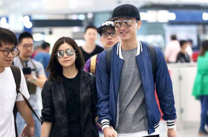 Diện đồ đôi, ôm tình tứ tại nơi công cộng, dàn sao Hoa ngữ khiến nhiều người ghen tỵ-9