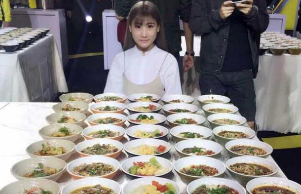 Nữ hoàng dạ dày 9X một mình ăn hết con cừu 15 kg-3