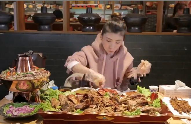 Nữ hoàng dạ dày 9X một mình ăn hết con cừu 15 kg-2