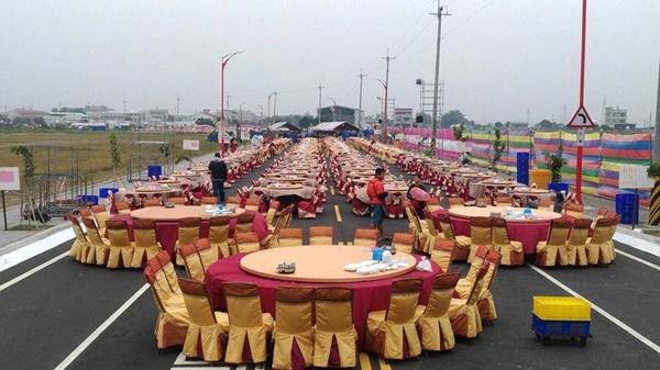 Đôi trẻ Đài Loan chịu chơi bày 575 mâm cỗ ra giữa đường đãi khách-1