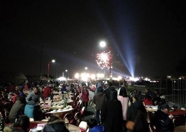 Đôi trẻ Đài Loan chịu chơi bày 575 mâm cỗ ra giữa đường đãi khách-3