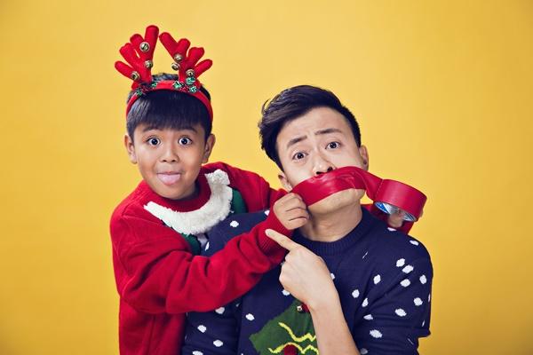 Hai cha con Lương Mạnh Hải lột xác trong mùa Giáng sinh-10