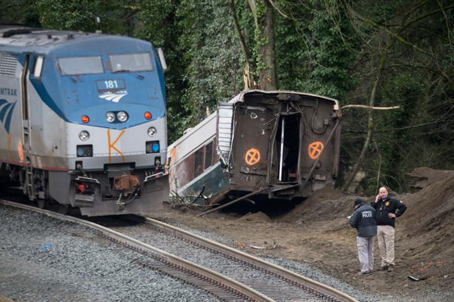 Mỹ: Tàu Amtrak trật đường ray, treo lơ lửng trên cao tốc, 6 người chết-3